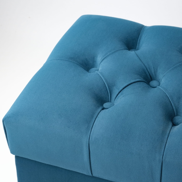 Blaue Truhe mit geräumigem Stauraum und Metallbeinen