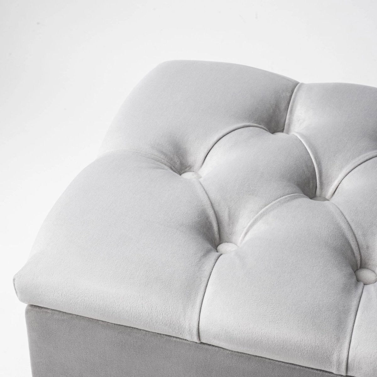 stilvoller grauer gesteppter Pouf mit Stauraum