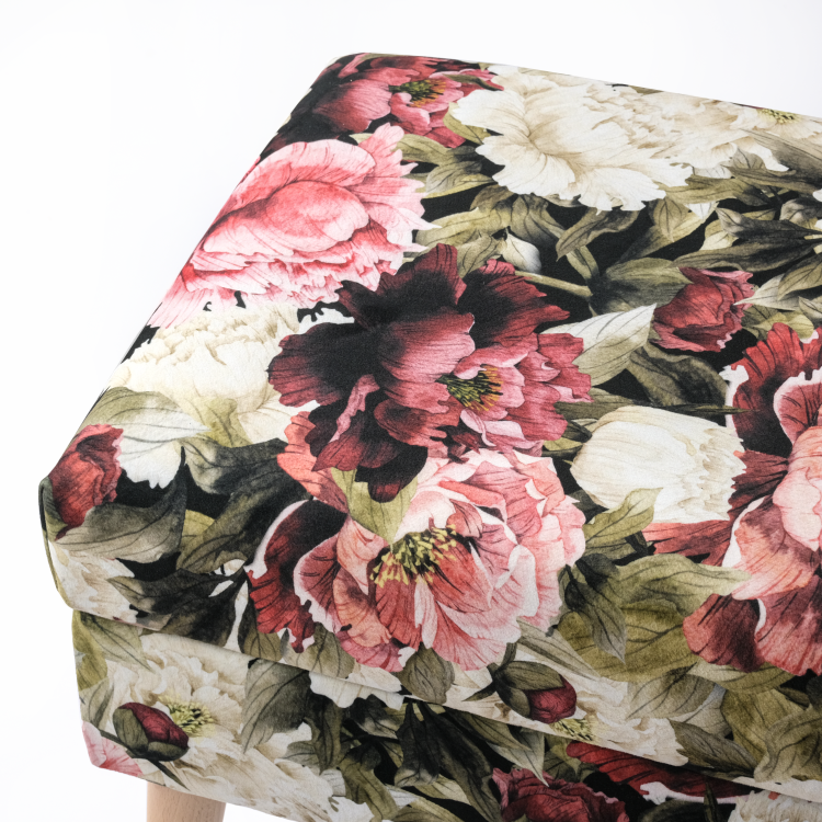 Eine Truhe mit Blumenmuster, ein stilvolles und praktisches Möbelstück