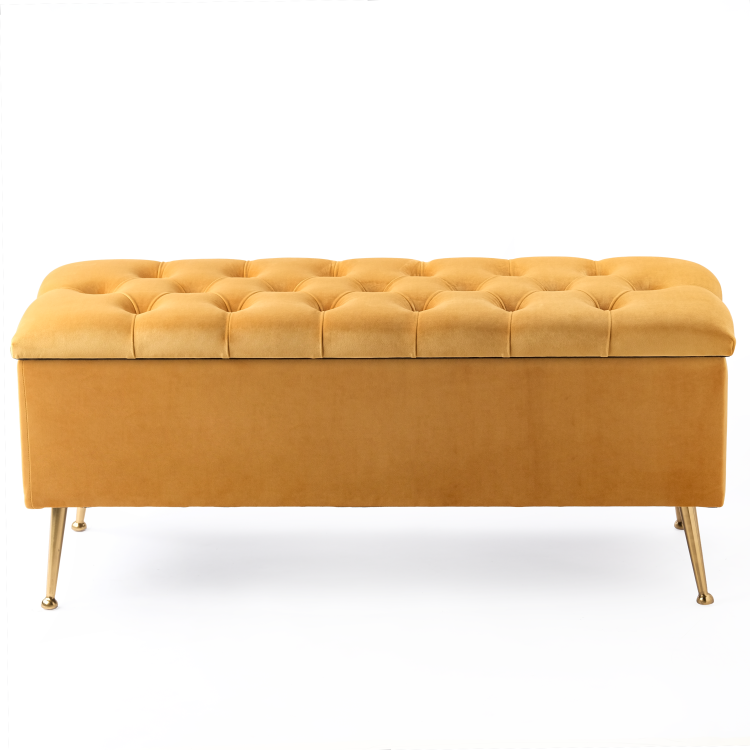 Ein großer, papayafarbener Koffer, bequem und funktional für ein Wohnzimmer oder Schlafzimmer.