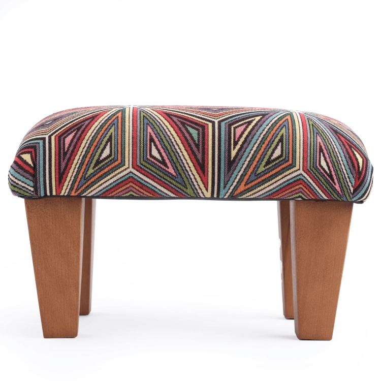 Bequeme Fußstütze für einen Sessel mit bunter Polsterung, originelles Design