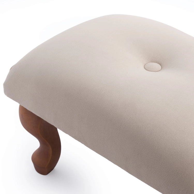 Moderner, gesteppter Hocker in der Farbe Latte, praktisch und ästhetisch ansprechend