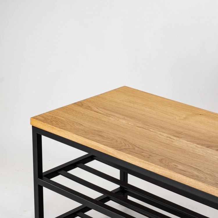 Industrielle Sitzbank mit Holzplatte und funktionalen Regalen darunter