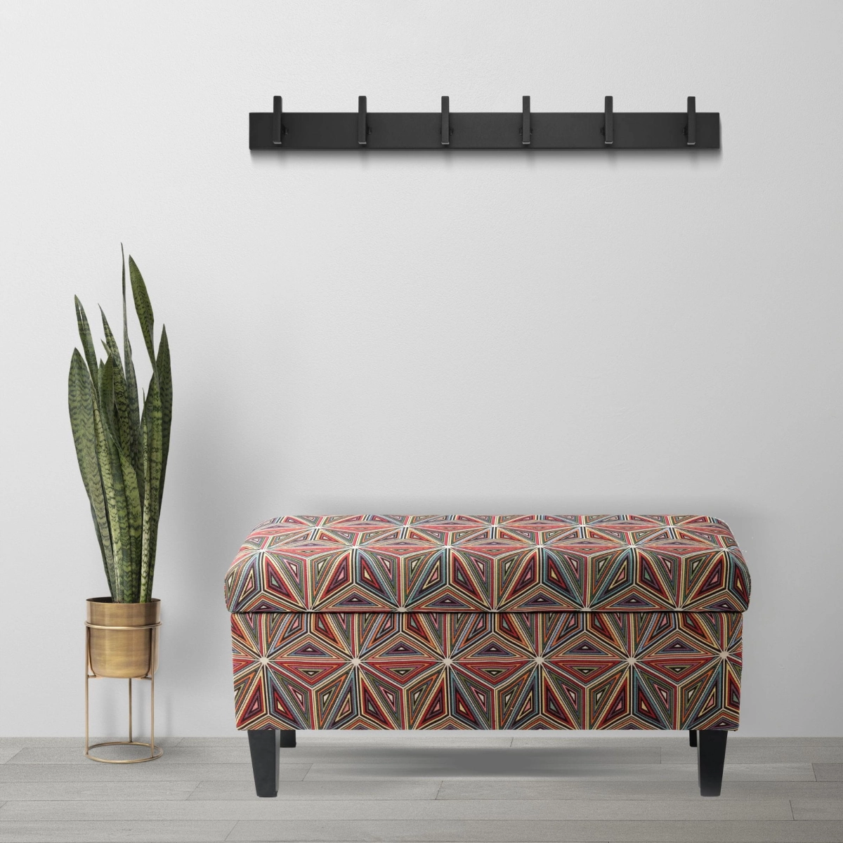 Moderne schwarze Garderobe für den Hausflur