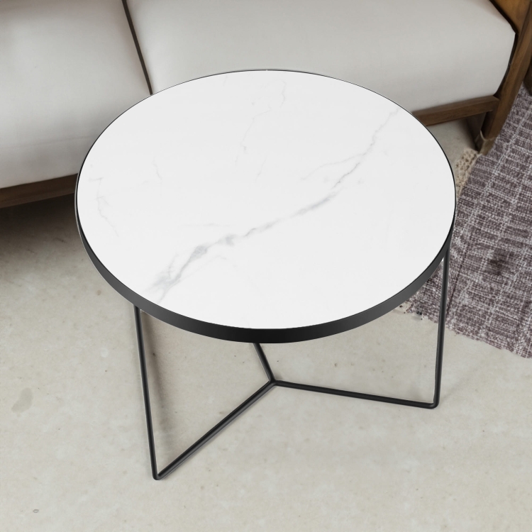 Runder Couchtisch mit Marmorplatte und Stahlsockel für ein elegantes Interieur