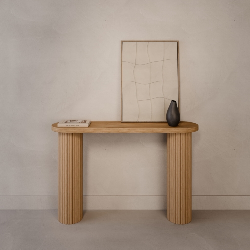 Flurkonsole mit kannelierten Holzbeinen und Möbelplatte