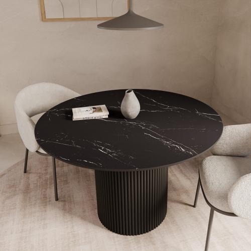 schwarzer Esstisch mit Steinplatte