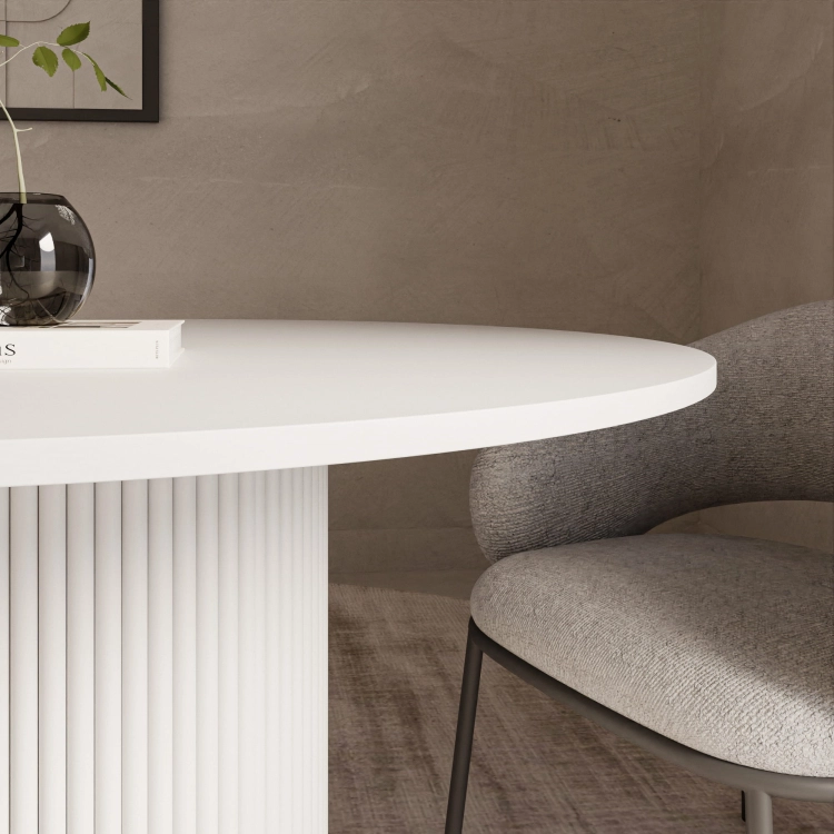 Weißer Tisch mit runder Platte auf kannelierten Beinen, ideal für das Esszimmer