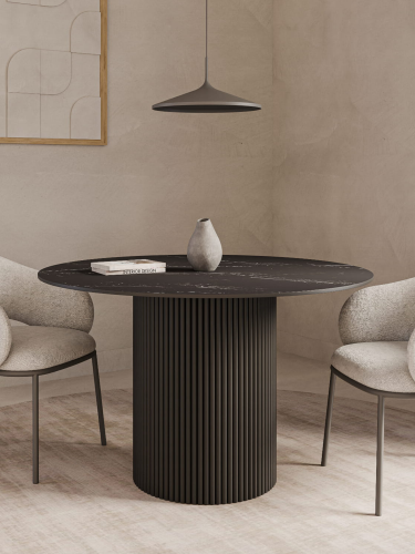 schwarzer Esstisch mit Steinplatte