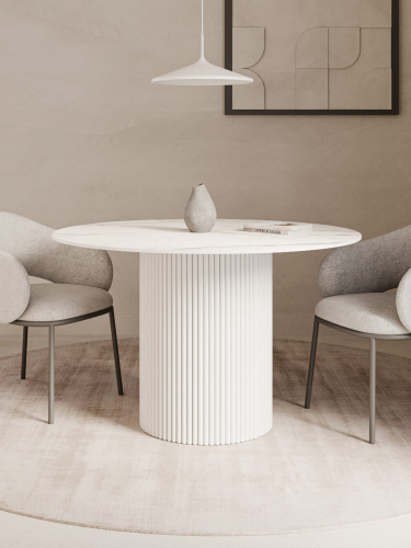 Weißer runder Esstisch mit kannelierten Beinen, ein elegantes und modernes Möbelstück für Innenräume