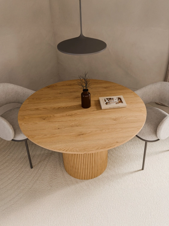 Runder Esstisch aus Holz mit kannelierten Beinen, ein eleganter und natürlicher Akzent für Innenräume