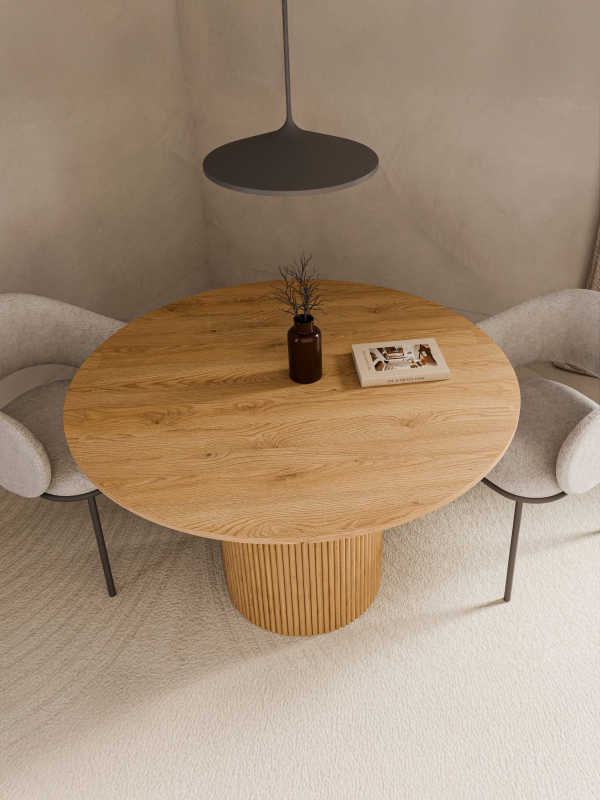 Runder Esstisch aus Holz mit kannelierten Beinen, ein eleganter und natürlicher Akzent für Innenräume
