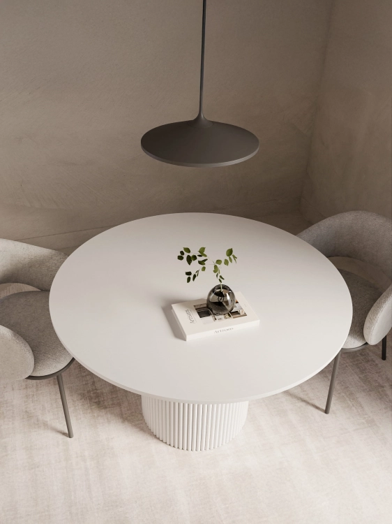 Weißer Tisch mit runder Platte auf kannelierten Beinen, ideal für das Esszimmer