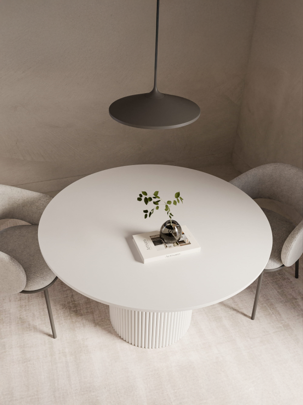 Weißer Tisch mit runder Platte auf kannelierten Beinen, ideal für das Esszimmer