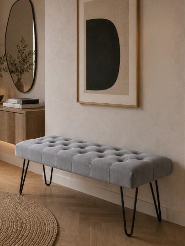 Graue Bank mit gesteppter Sitzfläche und metallenen Beinen in Form von Pins im Loft-Stil