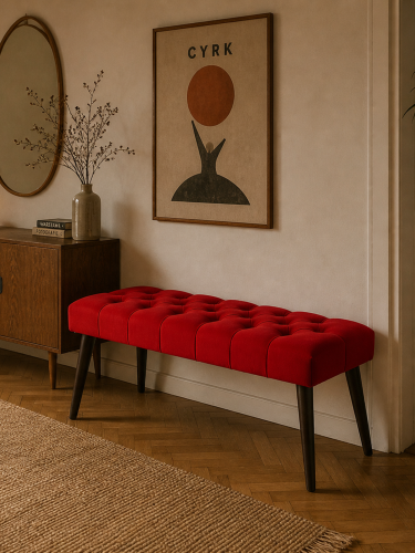 Eine elegante, rote Steppbank – ideal für das Wohnzimmer, das Schlafzimmer oder den Flur