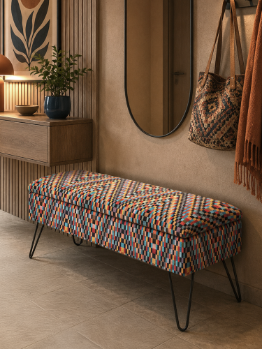 Ein farbenfroher Sitzhocker mit Stauraum und Beinen in Form eines Pins – ideal für den Flur