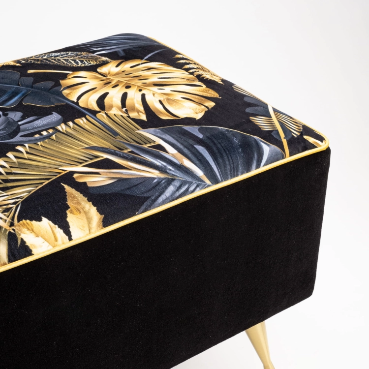 Bank mit goldenem Metallmuster und goldenen Beinen