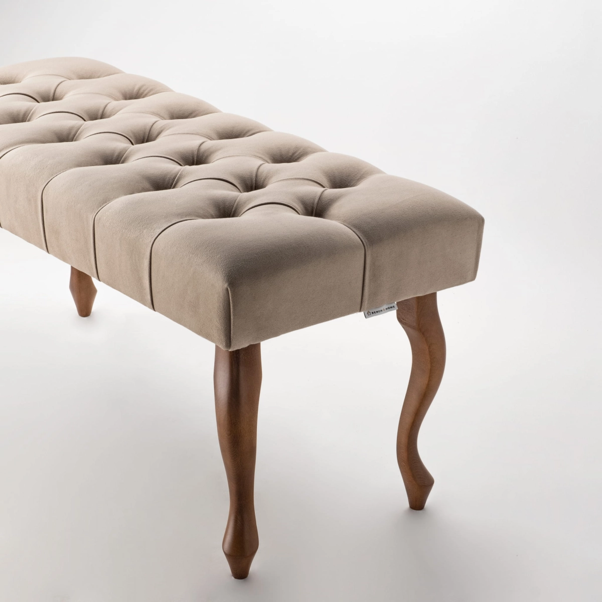 Elegante, gesteppte Lattenbank - ein funktionelles und stilvolles Möbelstück für Ihr Zuhause oder Büro