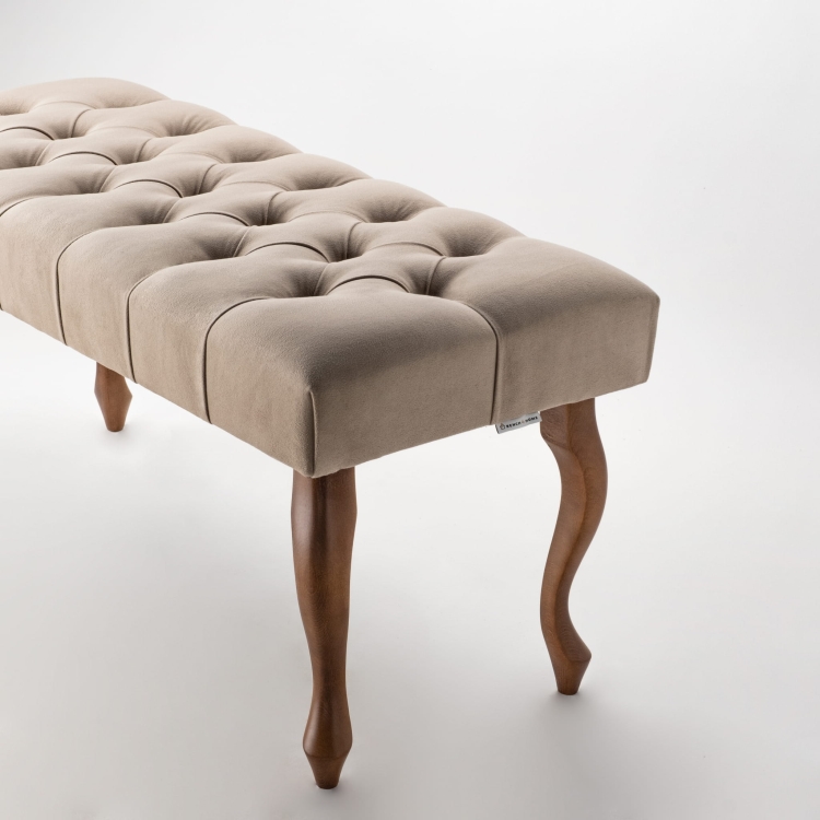 Elegante, gesteppte Lattenbank - ein funktionelles und stilvolles Möbelstück für Ihr Zuhause oder Büro