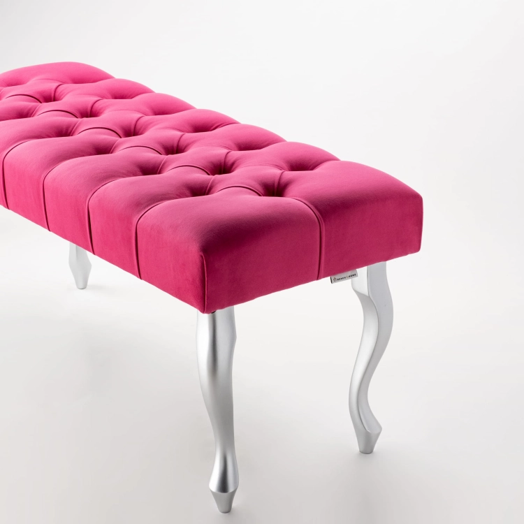Fuchsia gesteppte Bank mit silbernen Beinen
