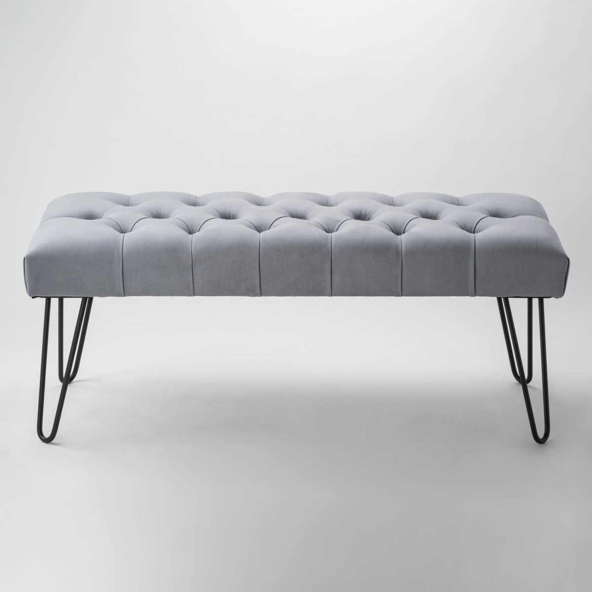 Stilvolle graue Bank mit gestepptem Sitz und Metallbeinen