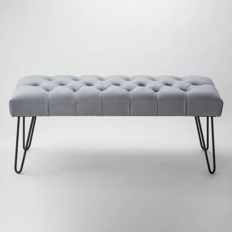 Stilvolle graue Bank mit gestepptem Sitz und Metallbeinen