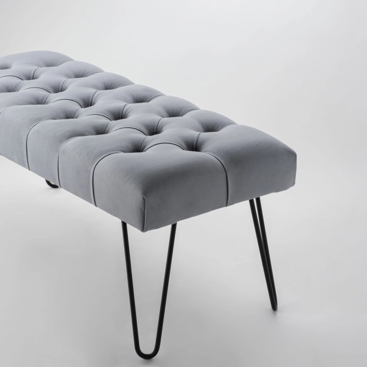 Stilvolle graue Bank mit gestepptem Sitz und Metallbeinen