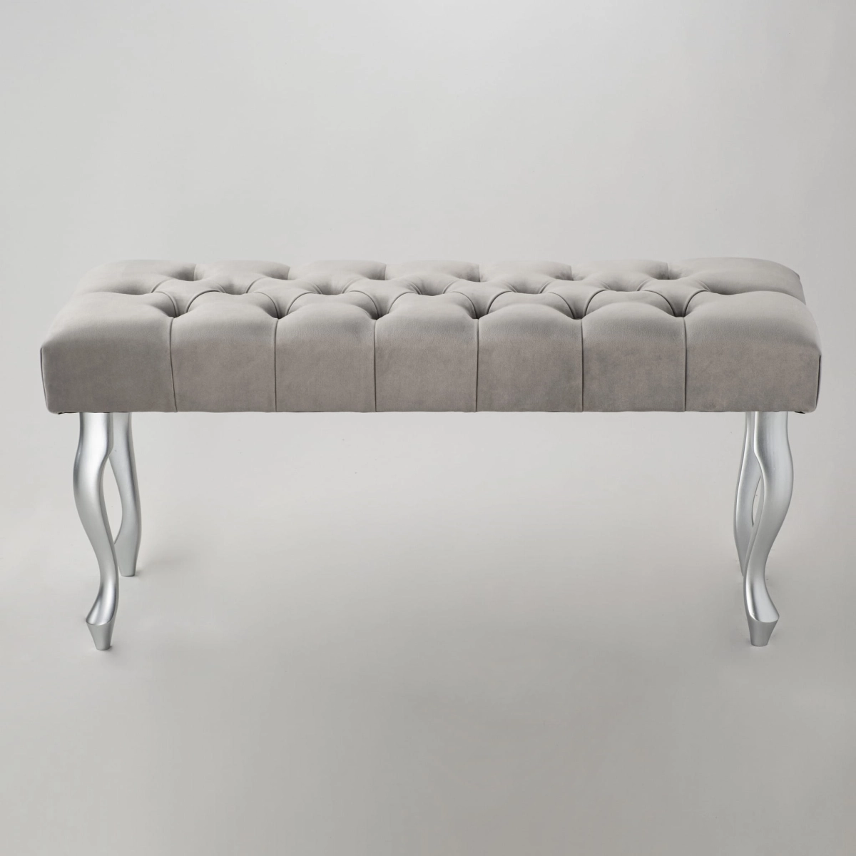 Graue Polsterbank mit silbernen Beinen - ein modernes und elegantes Möbelstück für das Wohnzimmer oder die Diele