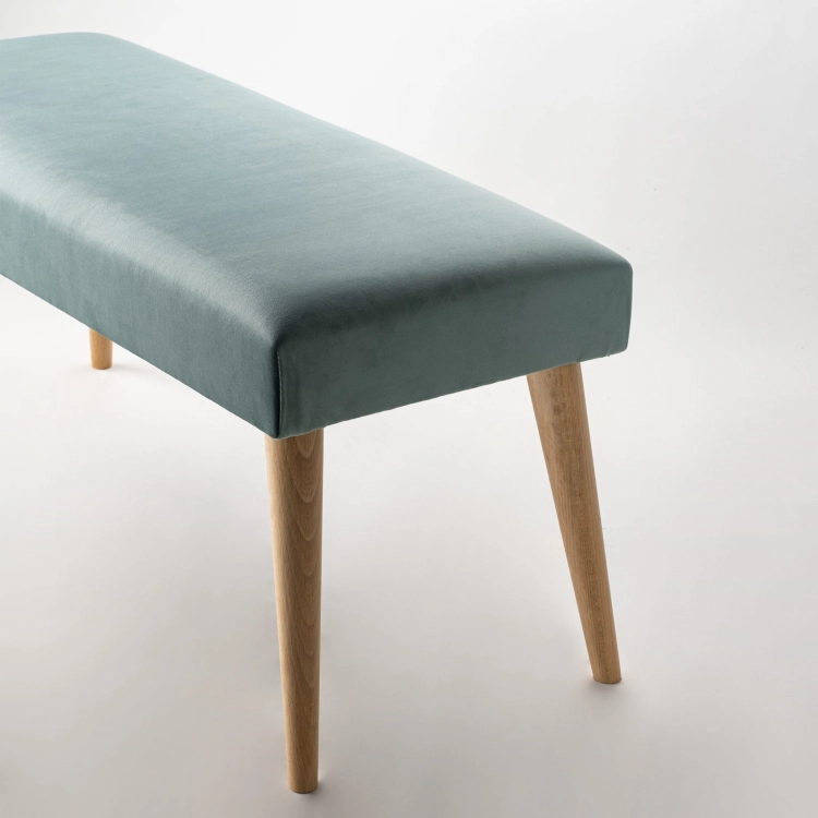 Stilvolle mintfarbene Bank mit Polsterung und Holzsockel, ideal für Wohnzimmer oder Flur