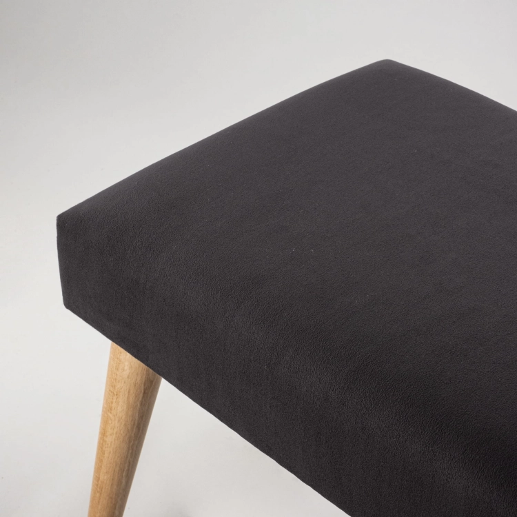 Elegante graphitfarbene Bank mit Polsterung und Holzbeinen