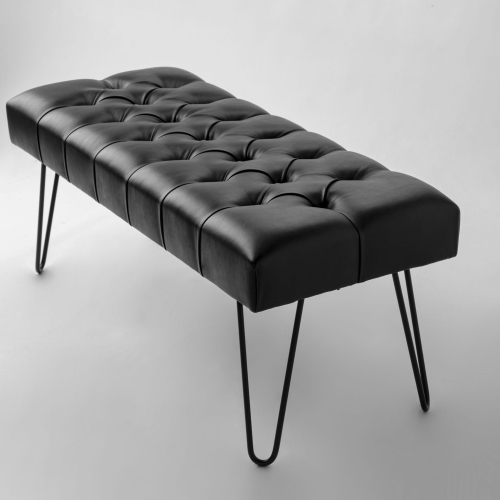 Schwarze Lederbank auf Metallbeinen