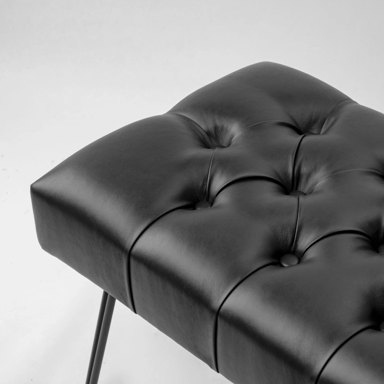 Lederbank in Schwarz mit Metallbeinen im Loft-Stil