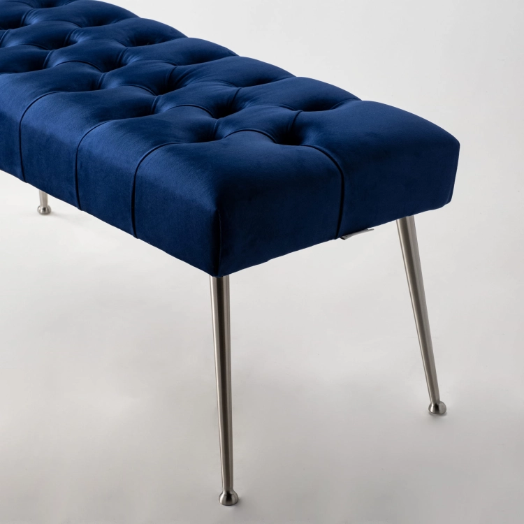 Marineblaue, gesteppte Bank mit Metallfüßen, ideal für Loft-Interieurs