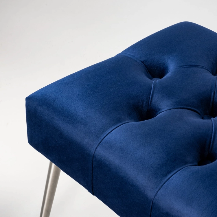 Marineblaue gesteppte Bank mit Metallbeinen