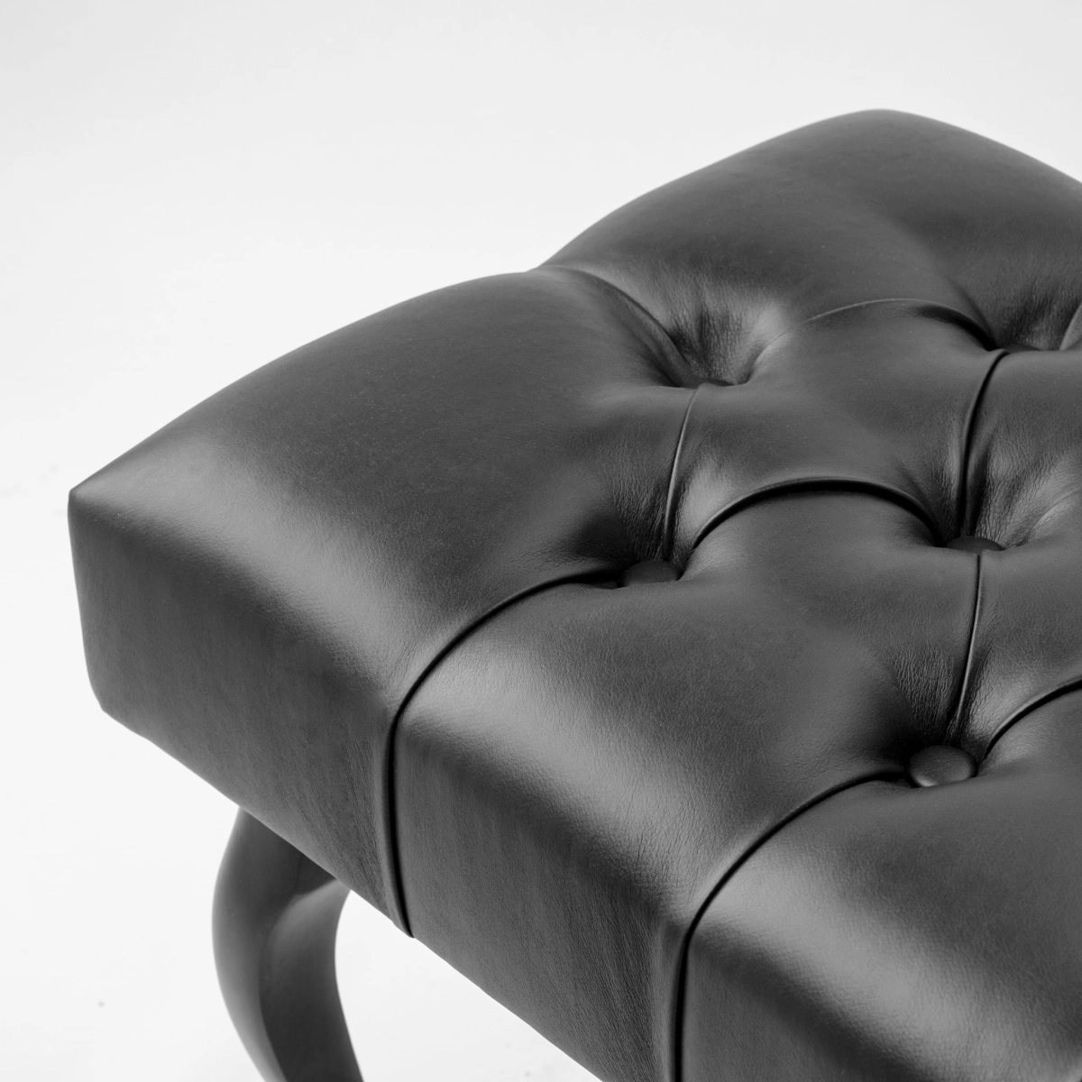 Elegante, schwarz gesteppte Lederbank