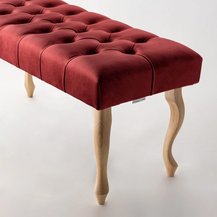 Elegante burgunderfarbene gesteppte Bank mit Holzbeinen