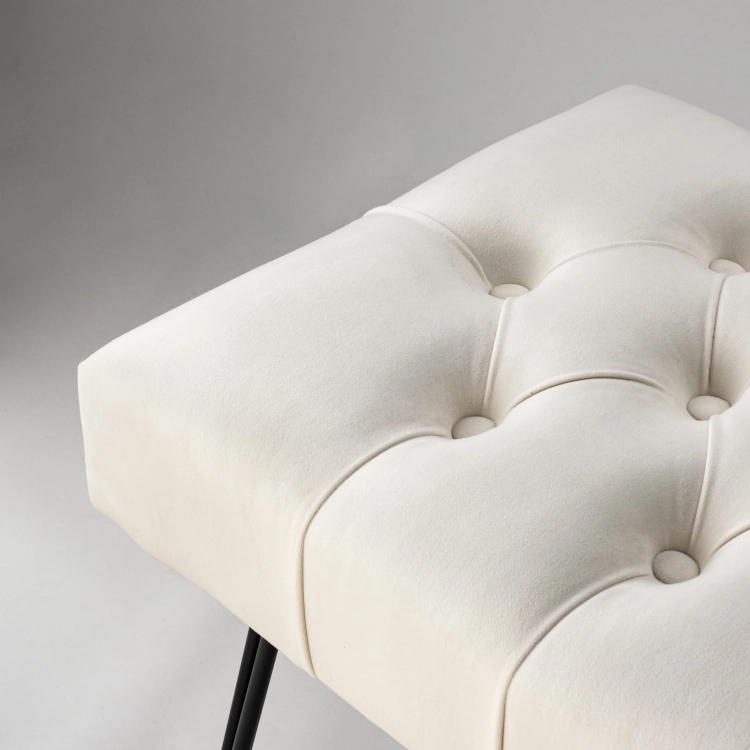 Cremefarbene, gesteppte Bank mit Designerstiftbeinen