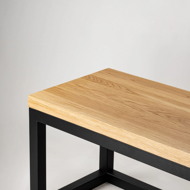 Bank mit Holzplatte und Metallgestell im industriellen Stil