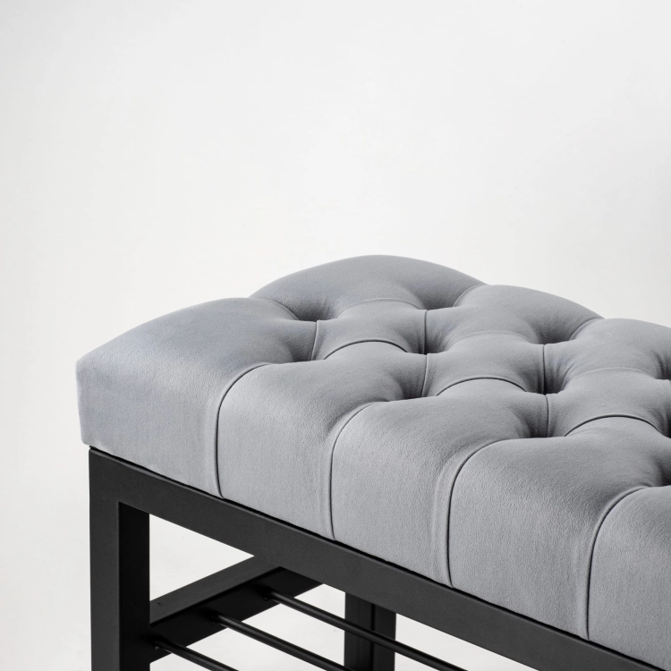 Sitzbank für ein Zimmer im Industriestil in Grau und mit Stahlregalen