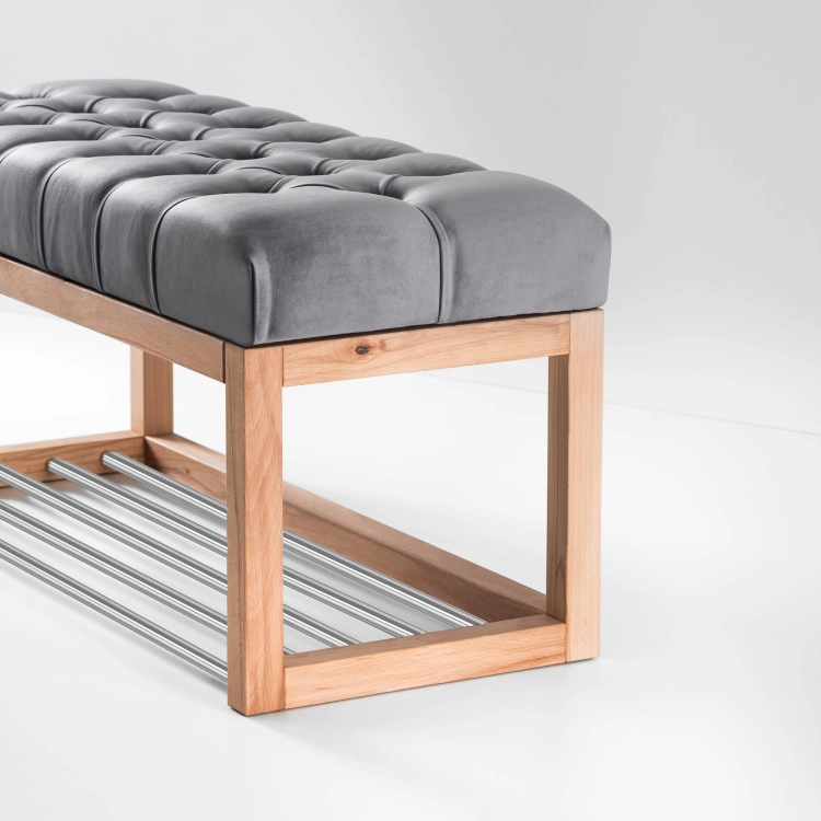 Bank mit grauem Polsterbezug, Schuhregal und hellem Holz