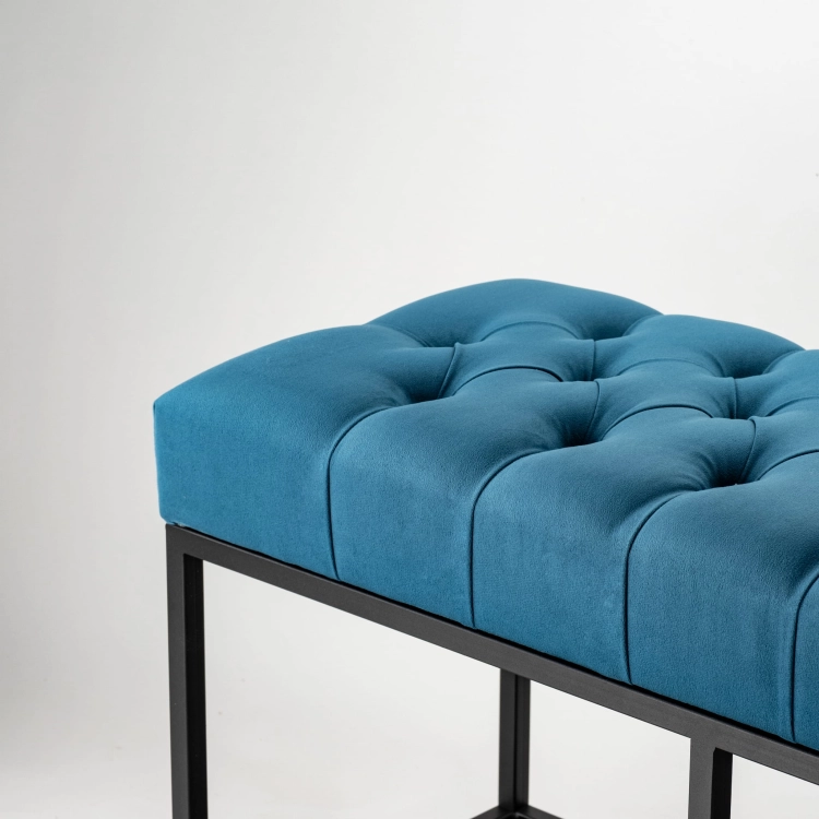 Blaue gepolsterte Bank im Industriestil mit Metallregalen