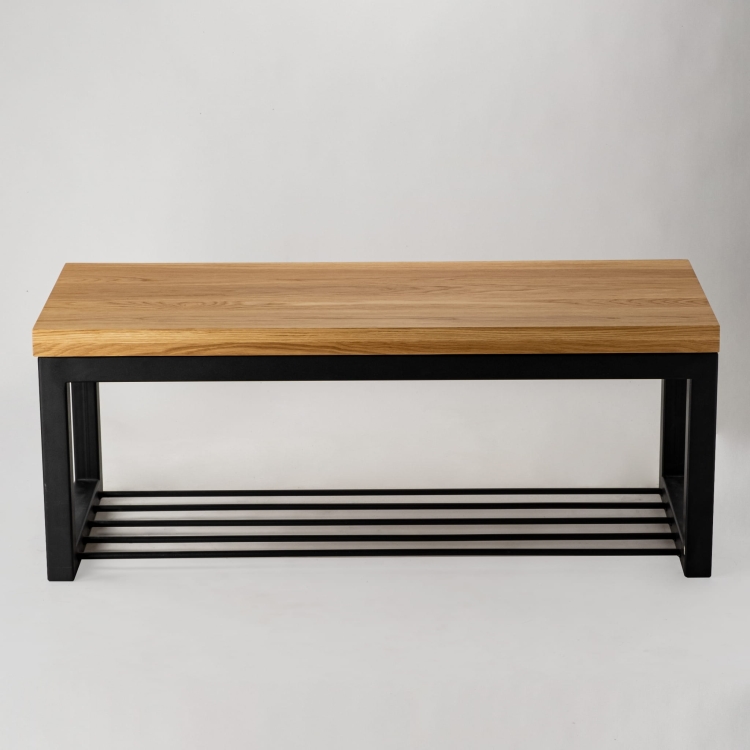 Industrielle Bank mit Holzplatte und Metallregal