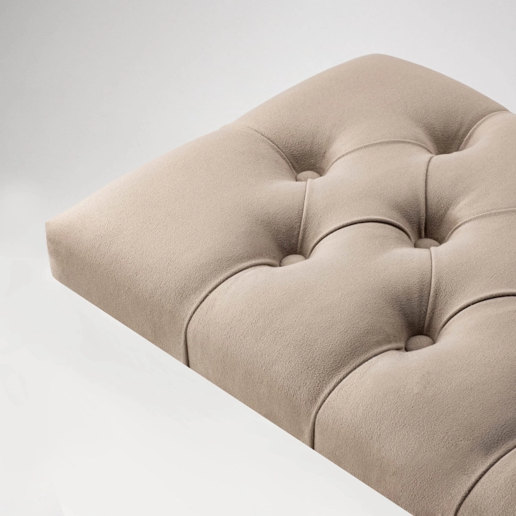 Elegantes gestepptes Wandpaneel in Latte-Farbe, dezente und moderne Optik