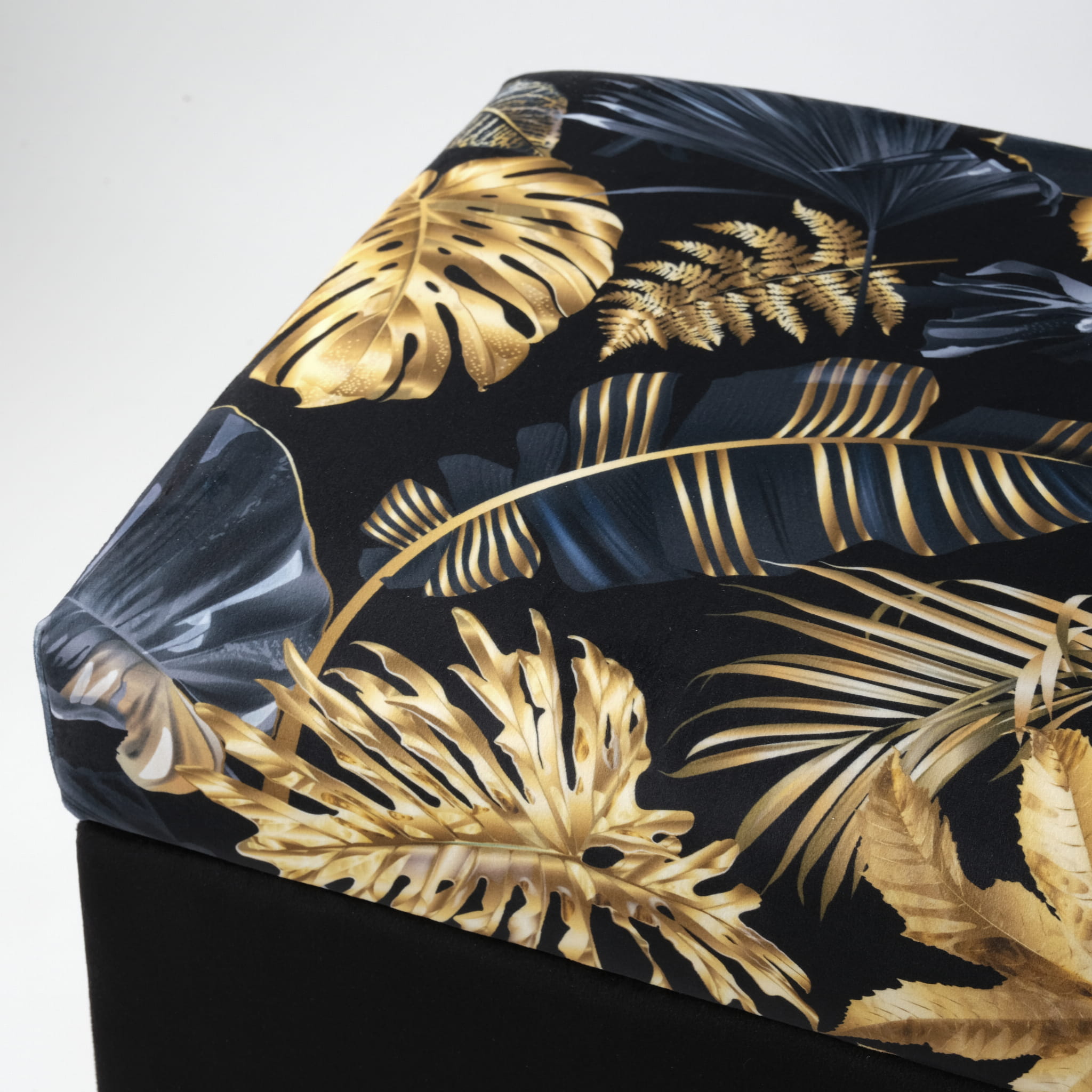 Schwarzer getufteter Pouf mit Stauraum in Blattgold, elegant auf goldenen Beinen