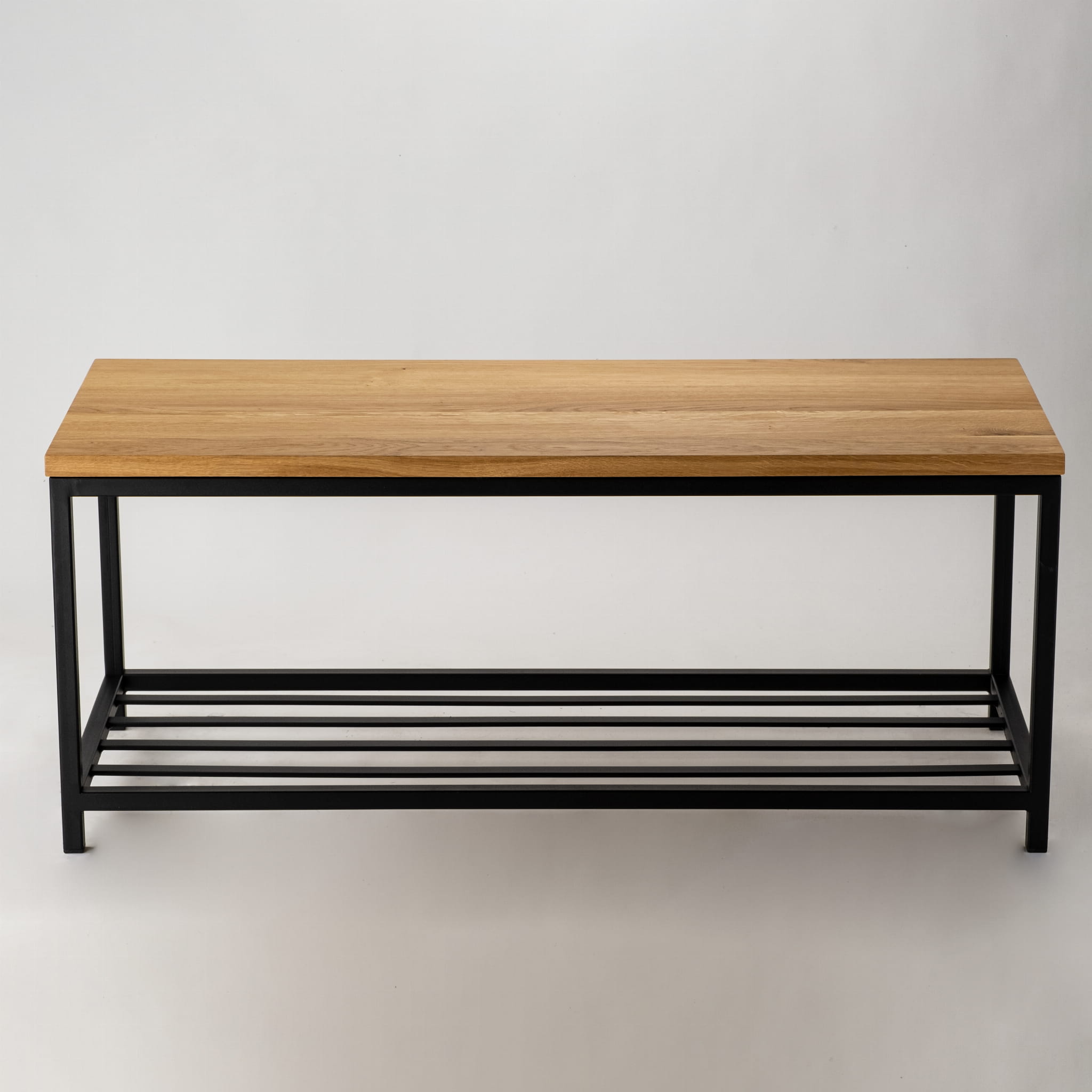 Industrielle Bank mit Holzplatte und Metallregal